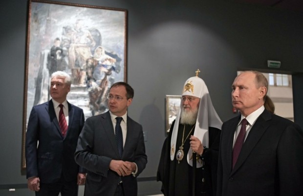 Президент России посетил выставку «Память поколений: Великая Отечественная война в изобразительном искусстве»
