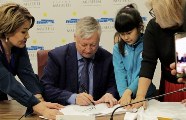 Выставка марок Анатолия Карпова в Национальном музее Республики Казахстан