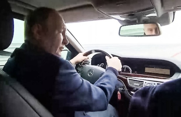 Путин проехал по Крымскому мосту. Меньше двух месяцев назад там произошел теракт