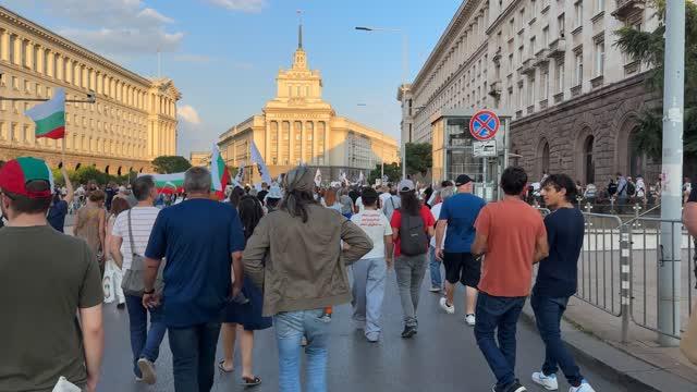 В Болгарии прошли массовые акции за отставку кабмина и против введения евро