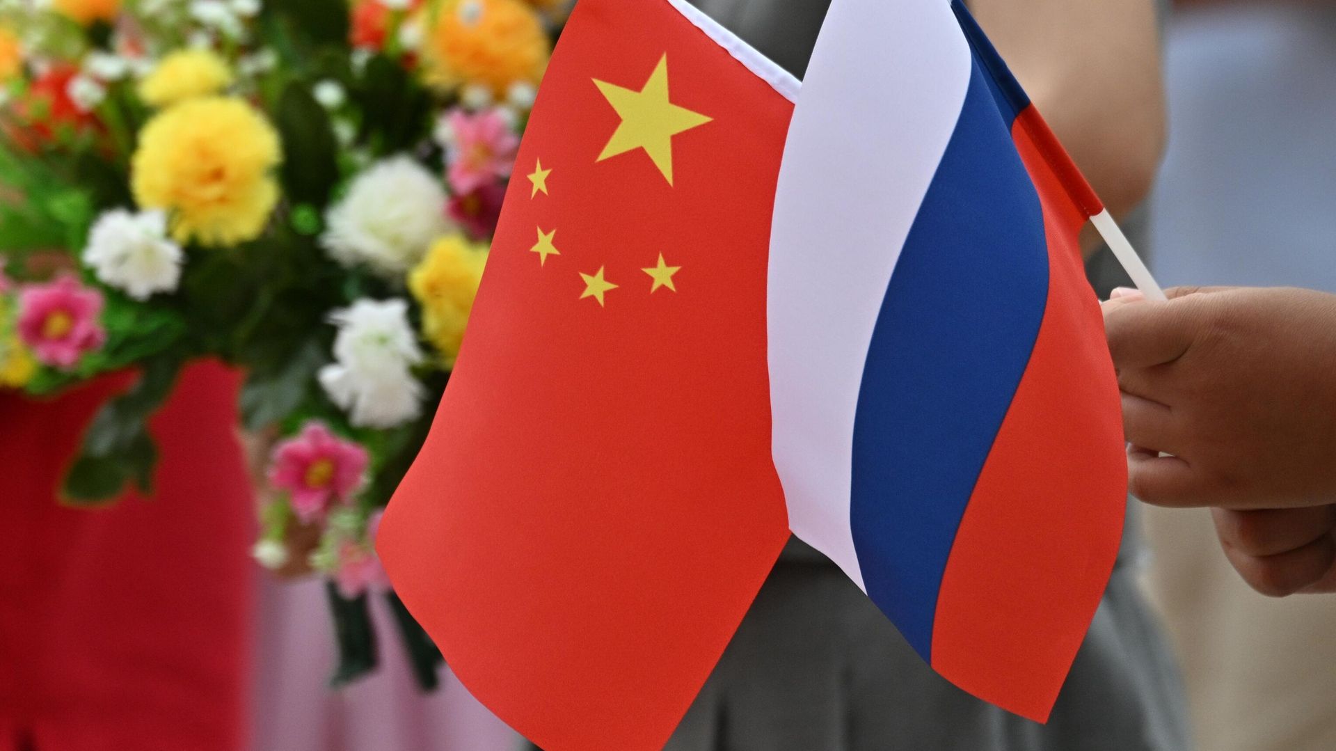 Китай выступает против попыток нарушить сотрудничество с Россией