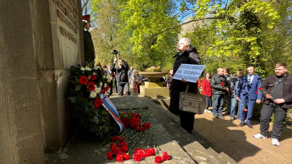 На востоке ФРГ почтили память павших советских воинов